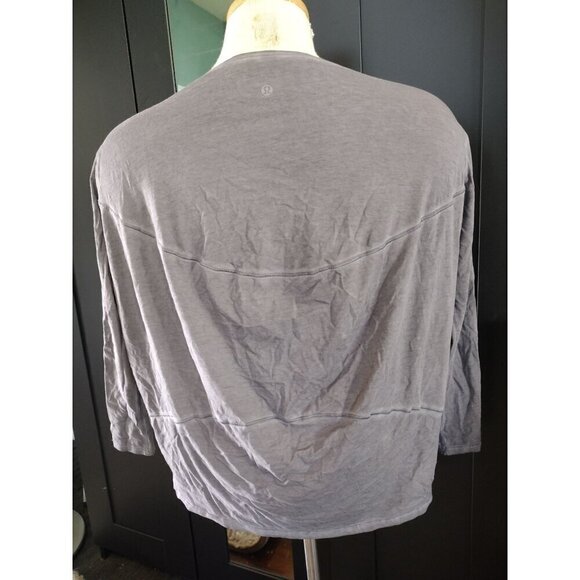 Lululemon gray long sleeved work out tshirt top size Large - Picture 2 of 3